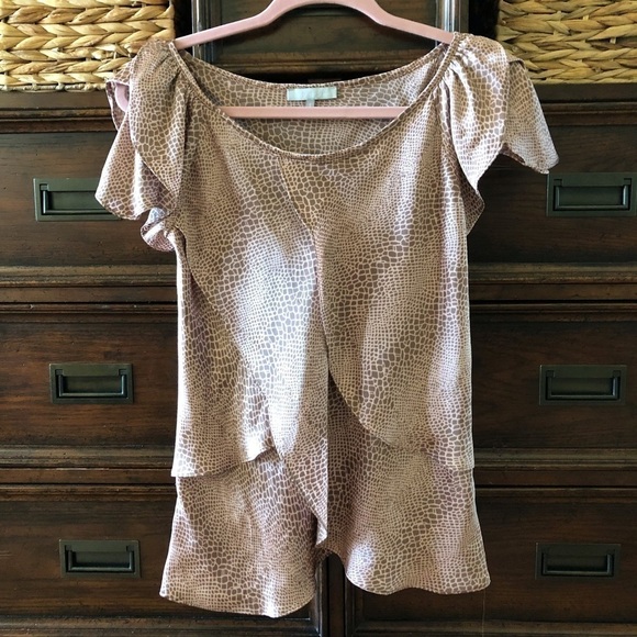 Violet & Claire pink mini giraffe print career top in size S - Picture 1 of 6